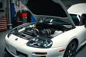 スポーツカーのエンジン整備